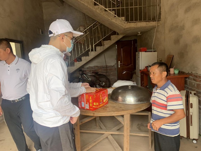 實踐隊走訪慰問脫貧戶。福建船政交通職業(yè)學院供圖