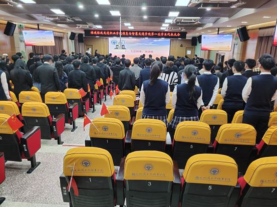 圖片包含 室內, 天花板, 人, 建筑

描述已自動生成