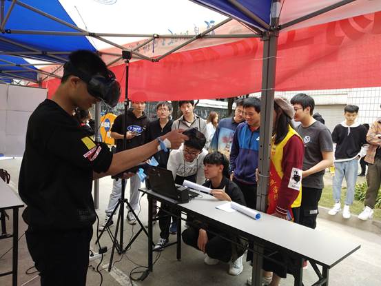 圖片包含 人, 建筑, 戶(hù)外, 男人
描述已自動(dòng)生成