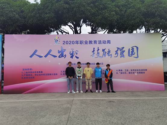 圖片包含 戶(hù)外, 路, 站, 前
描述已自動(dòng)生成