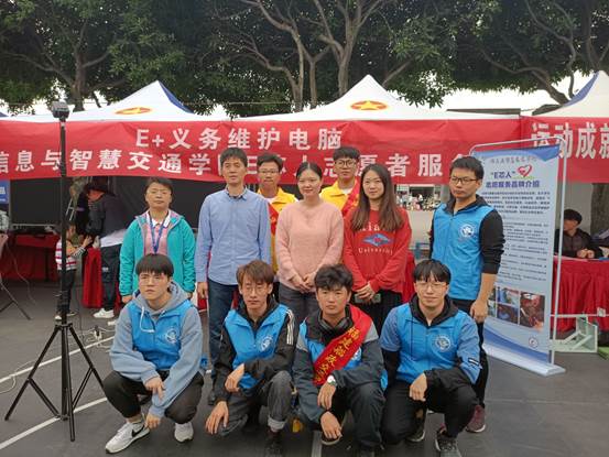 圖片包含 戶(hù)外, 人, 一群, 對(duì)著
描述已自動(dòng)生成