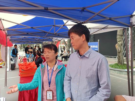 圖片包含 人, 戶(hù)外, 男人, 站
描述已自動(dòng)生成