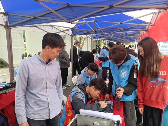 男人站在人群中
描述已自動(dòng)生成