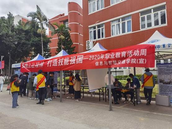 人們走在街頭
描述已自動(dòng)生成