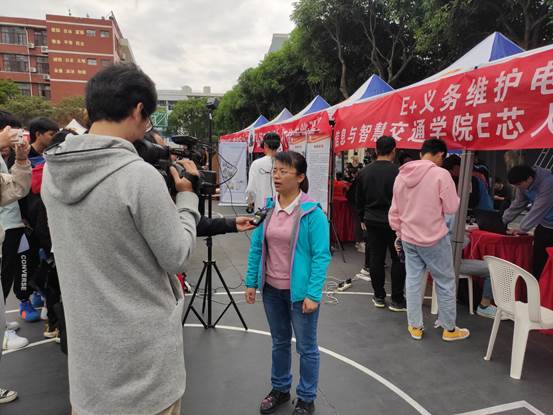 人們走在街頭
描述已自動(dòng)生成