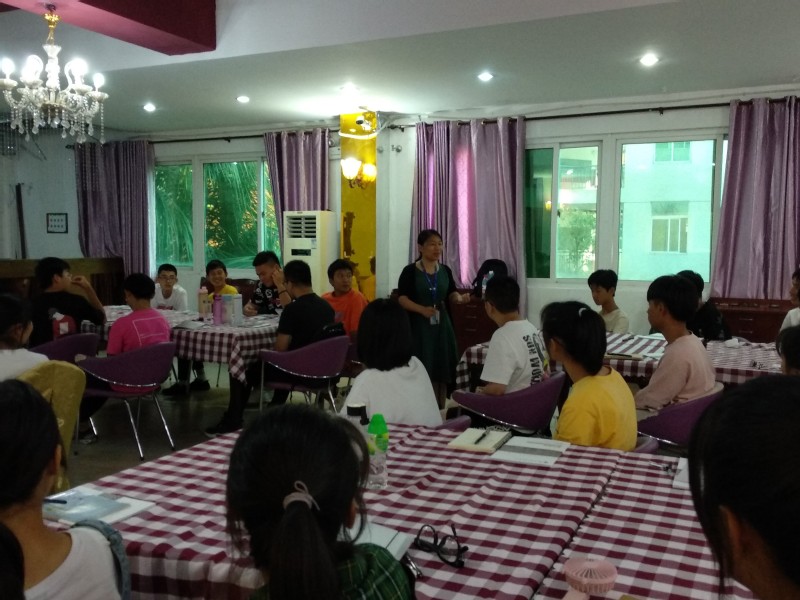 ▲翁國玲副主任做專業(yè)介紹，讓同學們感受國際郵輪的專業(yè)魅力